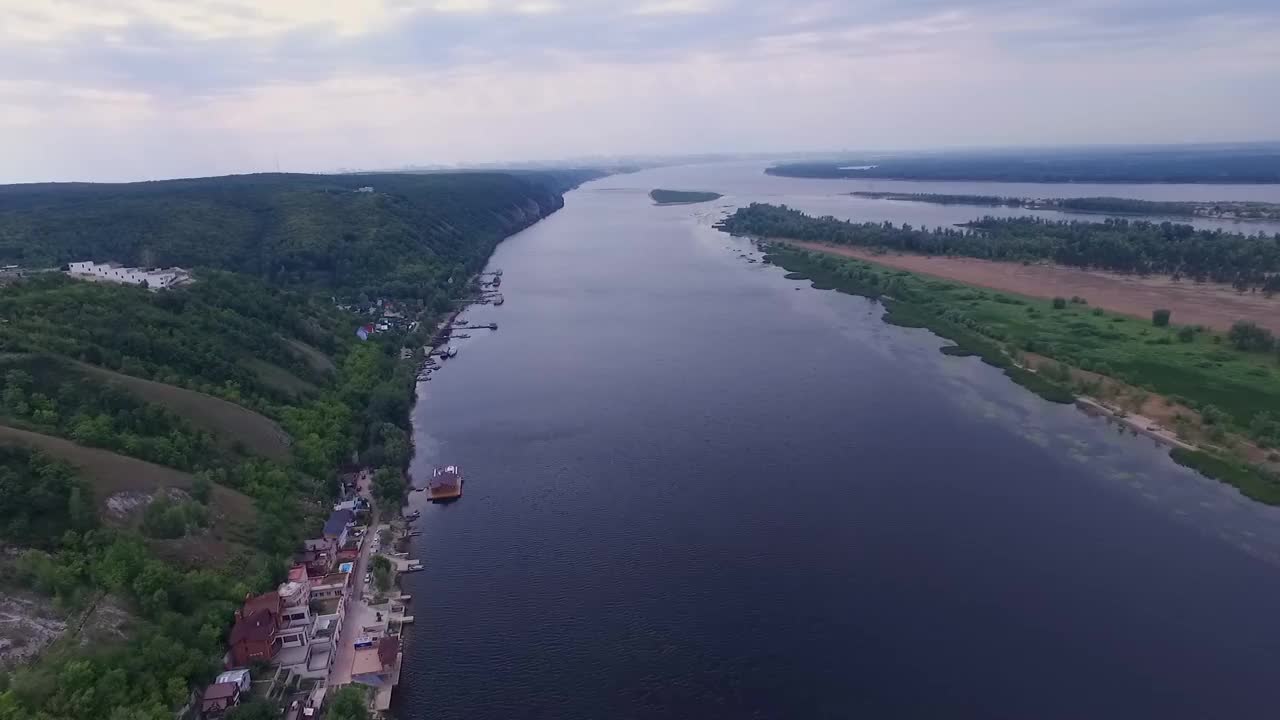 令人惊叹的俄罗斯自然，在夏天俯瞰河流和山脉视频下载