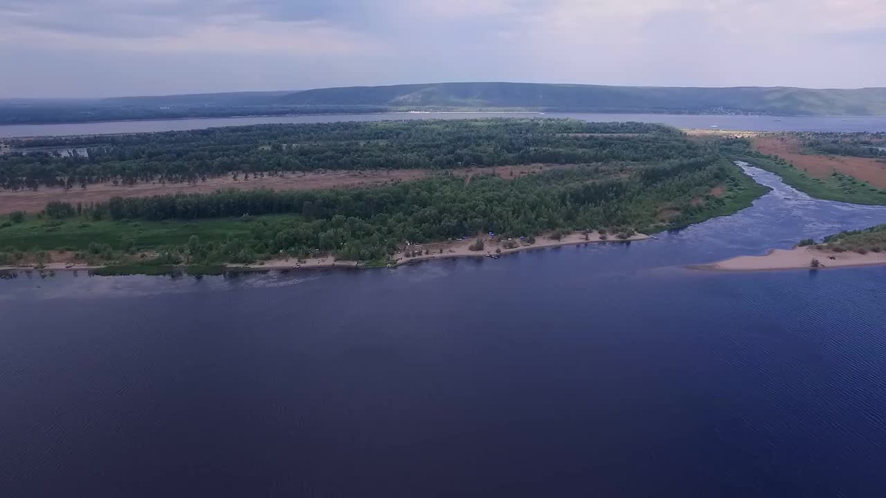 无人机是飞行在广阔的伏尔加河中间的岛屿在夏天，鸟瞰图视频下载