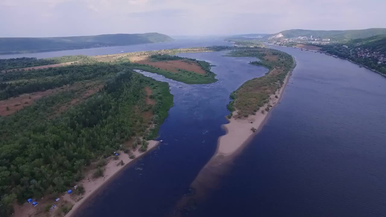 鸟瞰广阔的伏尔加河，惊叹大自然视频下载