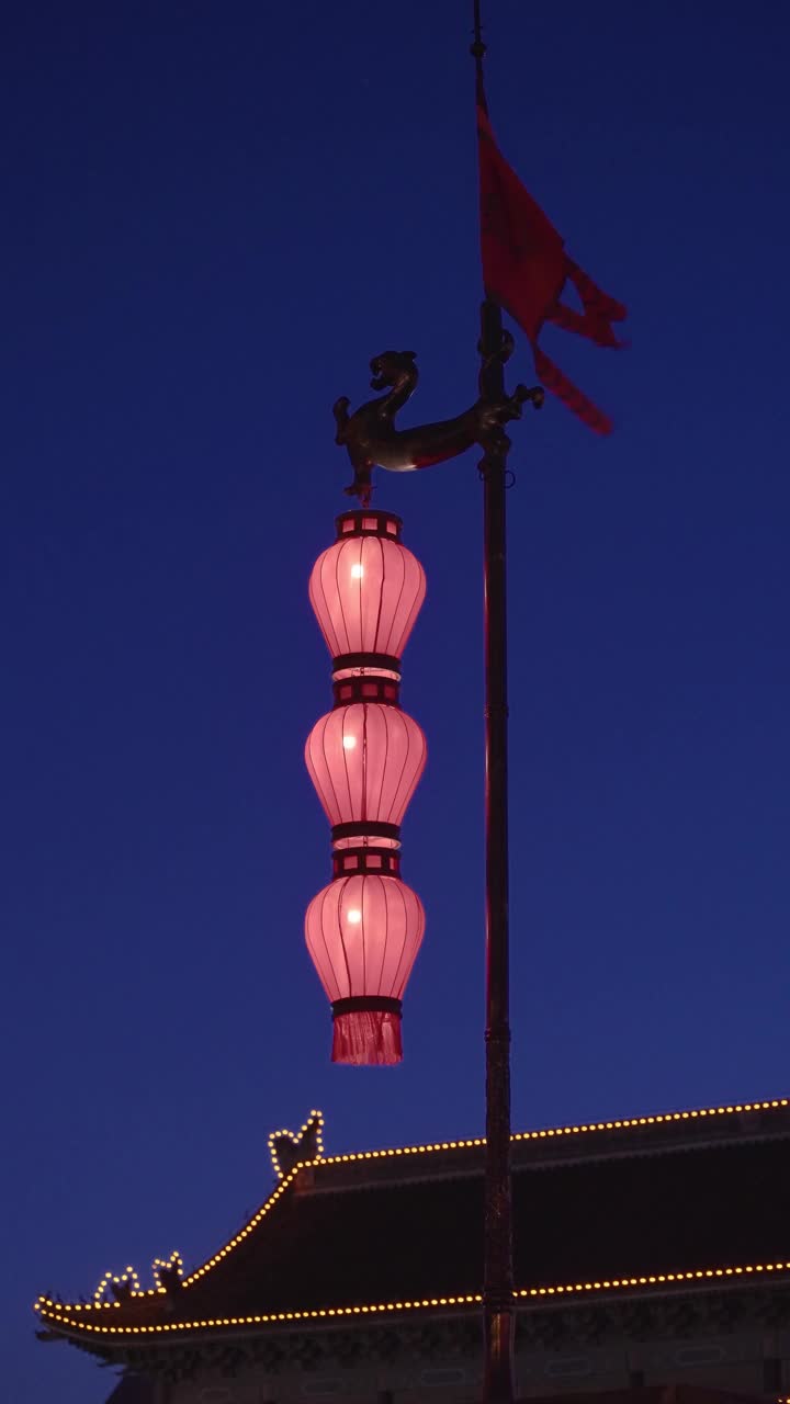中国陕西西安，古城墙上的灯笼视频素材