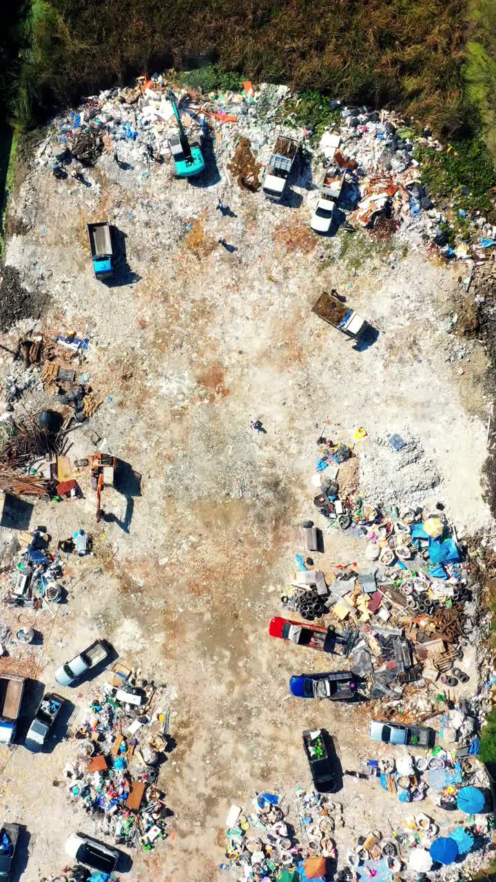 鸟瞰垃圾场与回收材料视频素材