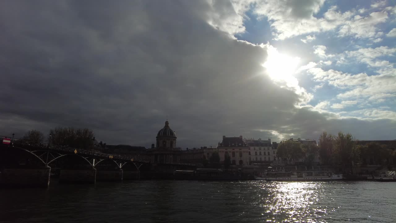 巴黎的塞纳河边视频素材