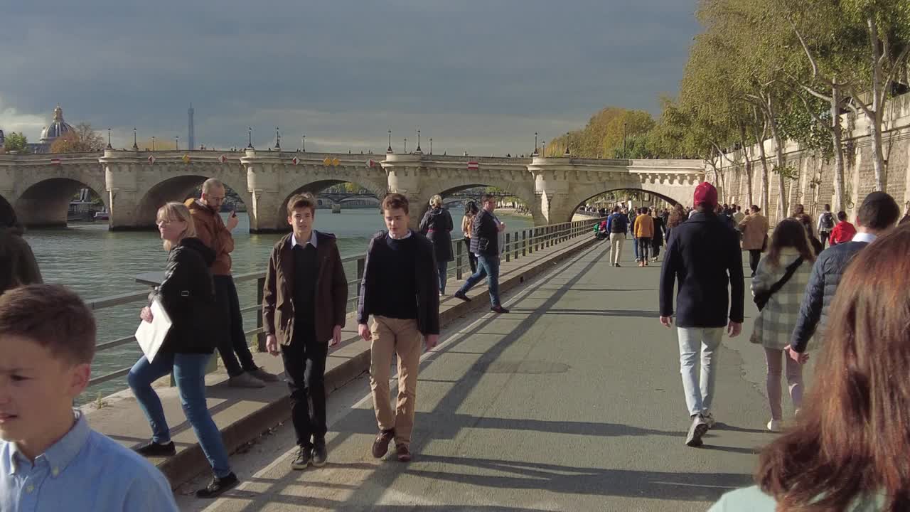 巴黎的塞纳河边视频下载