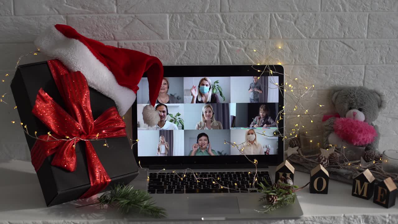 在冠状病毒爆发期间，通过笔记本电脑在线视频通话庆祝圣诞节视频素材