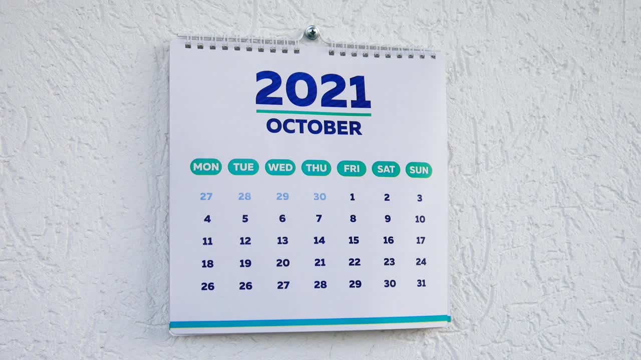 2021年，男性的手撕掉挂历10月页，用蓝色记号笔在11月页标记感恩节日期视频素材