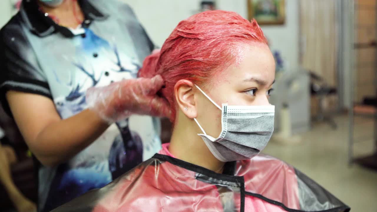 一个年轻女子在美容院染发视频下载
