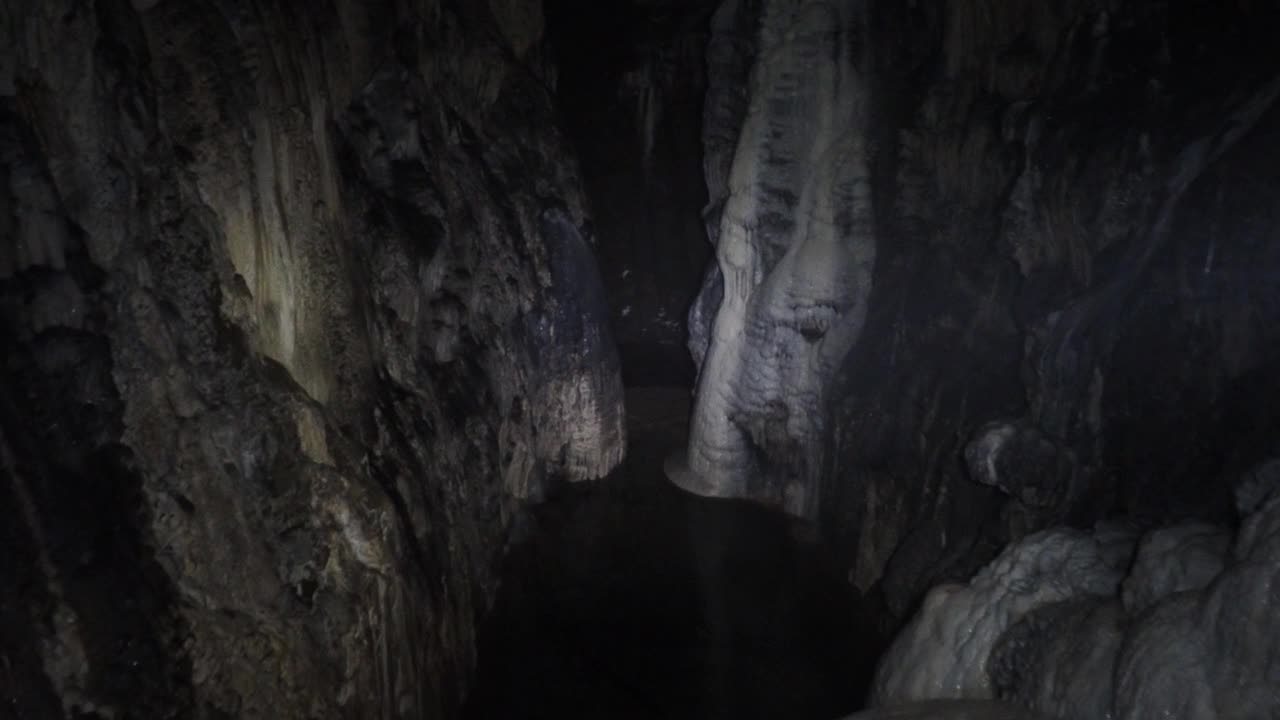 英国苏格兰Skye岛Elgol附近的Spar洞穴的形成。视频下载