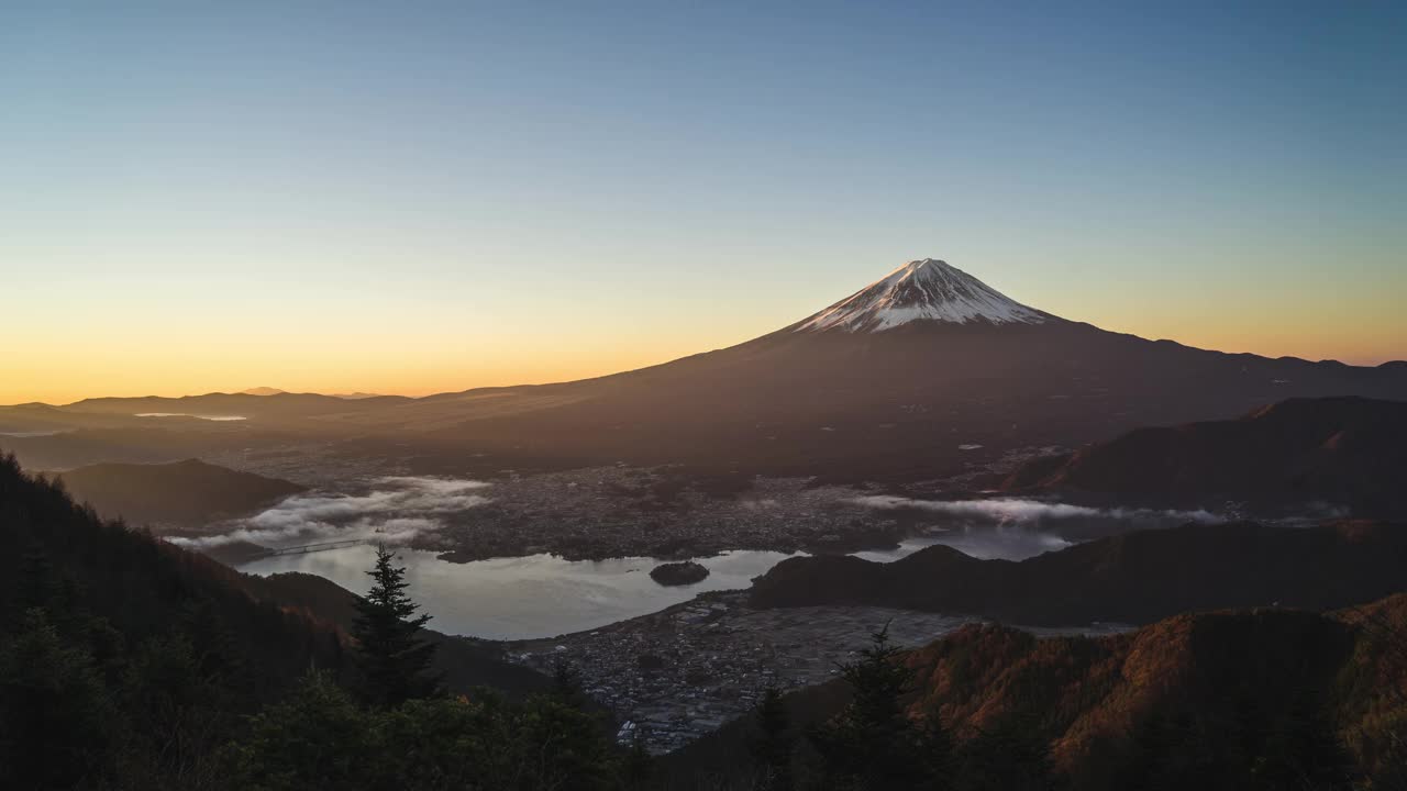 日本的象征——美丽的富士山在清晨的时光流逝视频下载