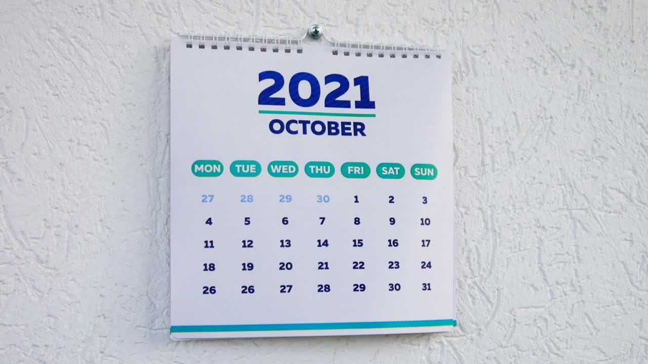 放大2021年的感恩节挂历，男人们用蓝色记号笔在日历上做标记视频素材