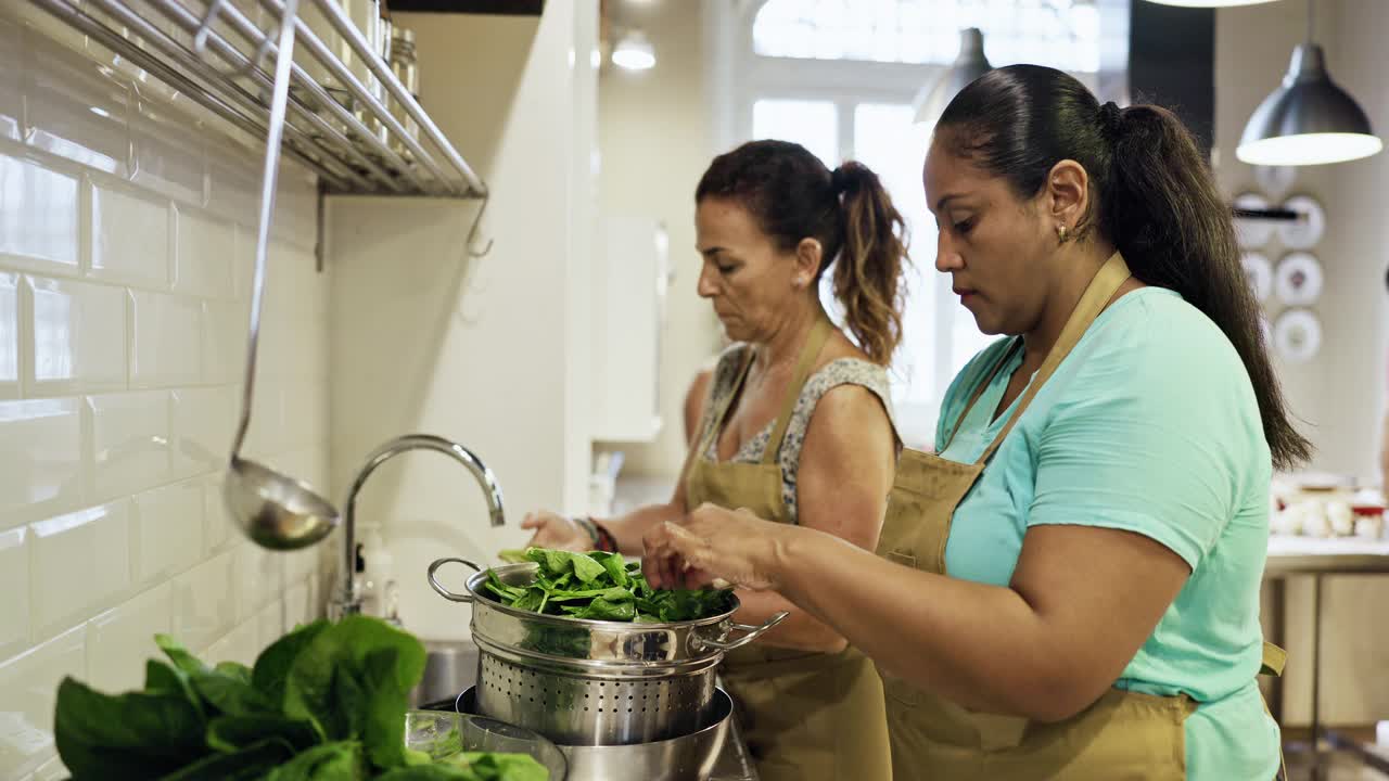 40、50多岁的女性在准备烹饪用菠菜视频下载