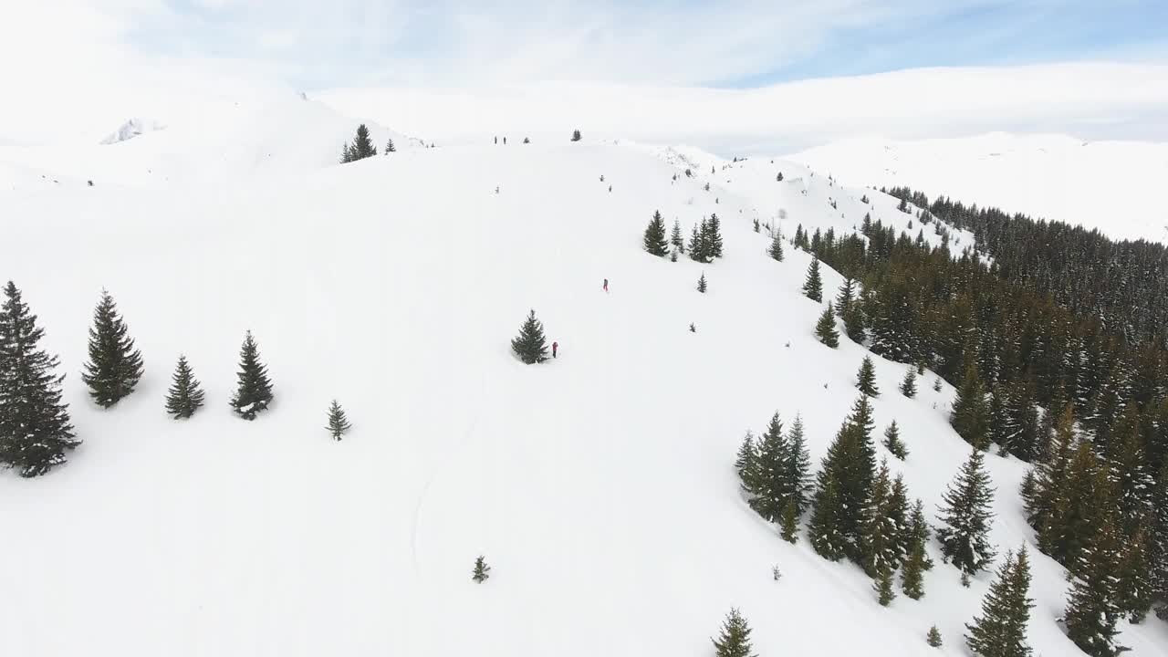 鸟瞰图的免费滑雪和滑雪板在山坡上新鲜的深雪上骑行。极限越野滑雪，免费乘车场景概念视频素材