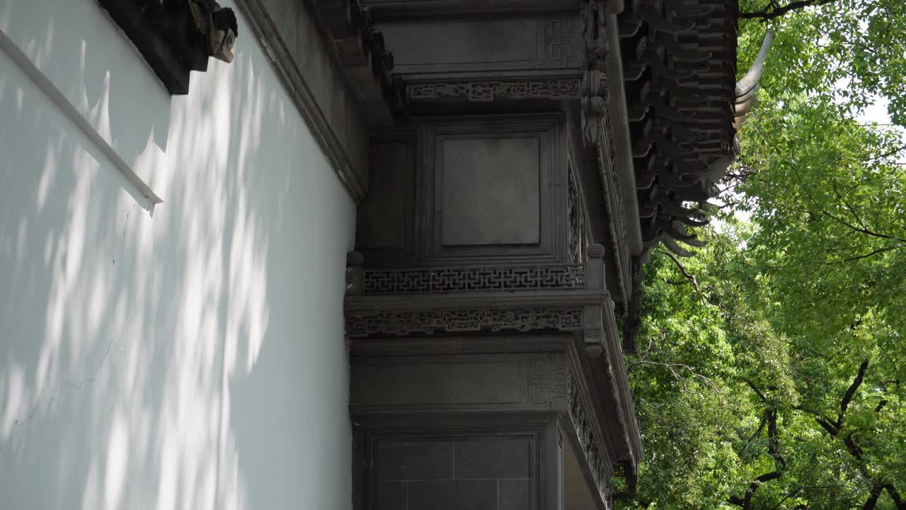 中国传统的门口装饰和屋顶装饰视频下载