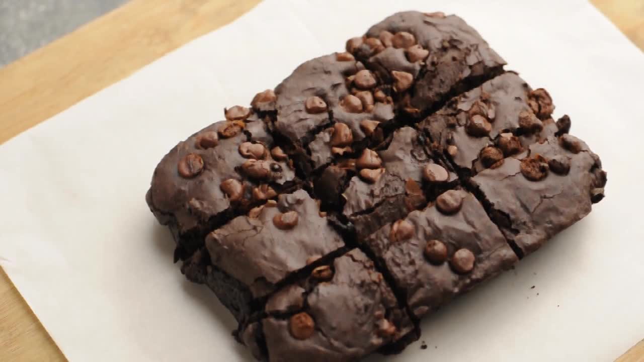 新鲜出炉的巧克力碎布朗尼视频下载