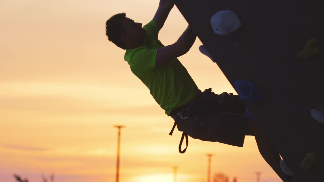 攀爬者在日落时在户外攀爬视频素材