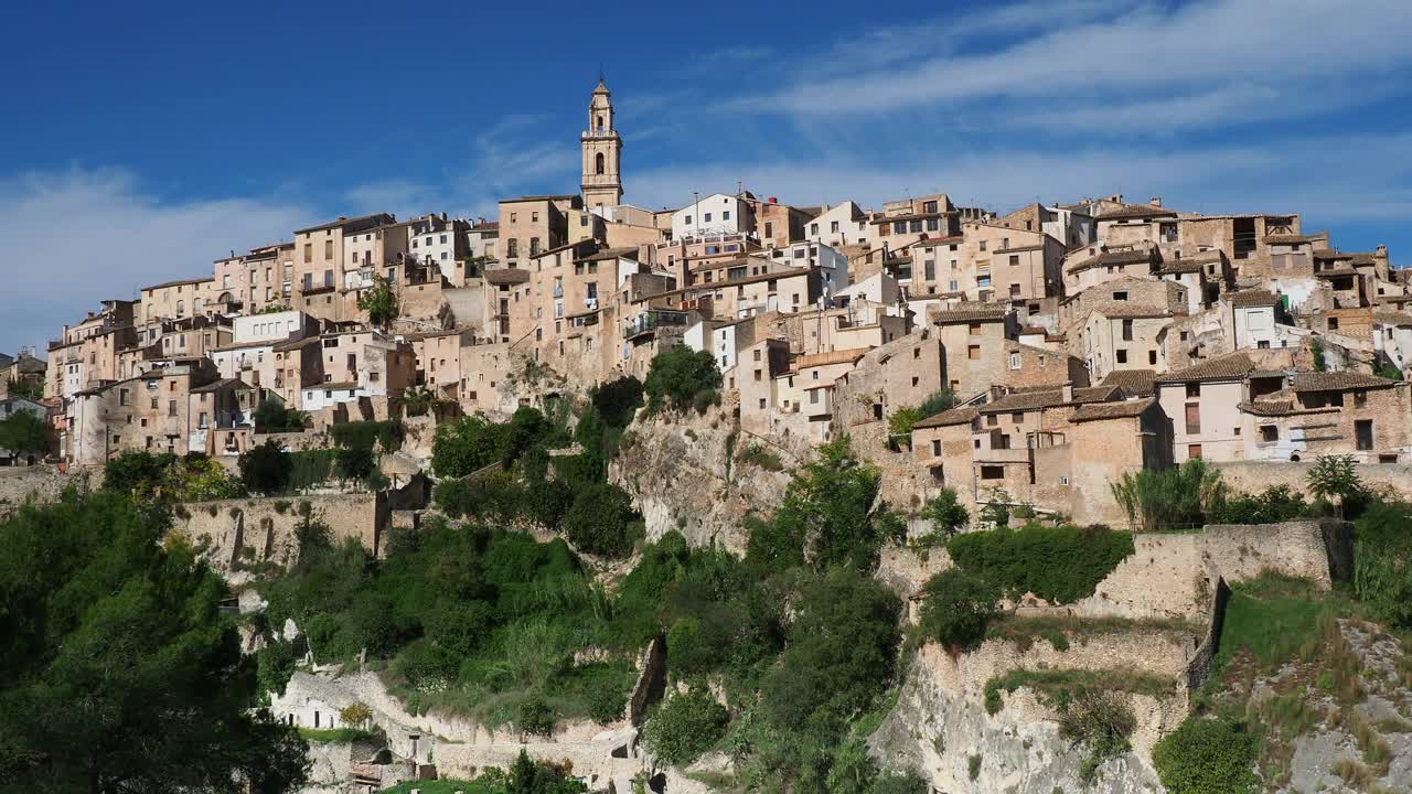 风景如画的中世纪建筑小镇，被群山环绕，中世纪小镇博cairent。视频素材