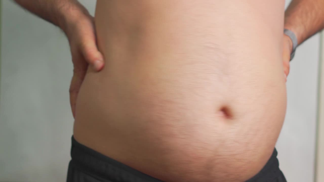 超重的男人拍打着裸露的大肚子视频下载