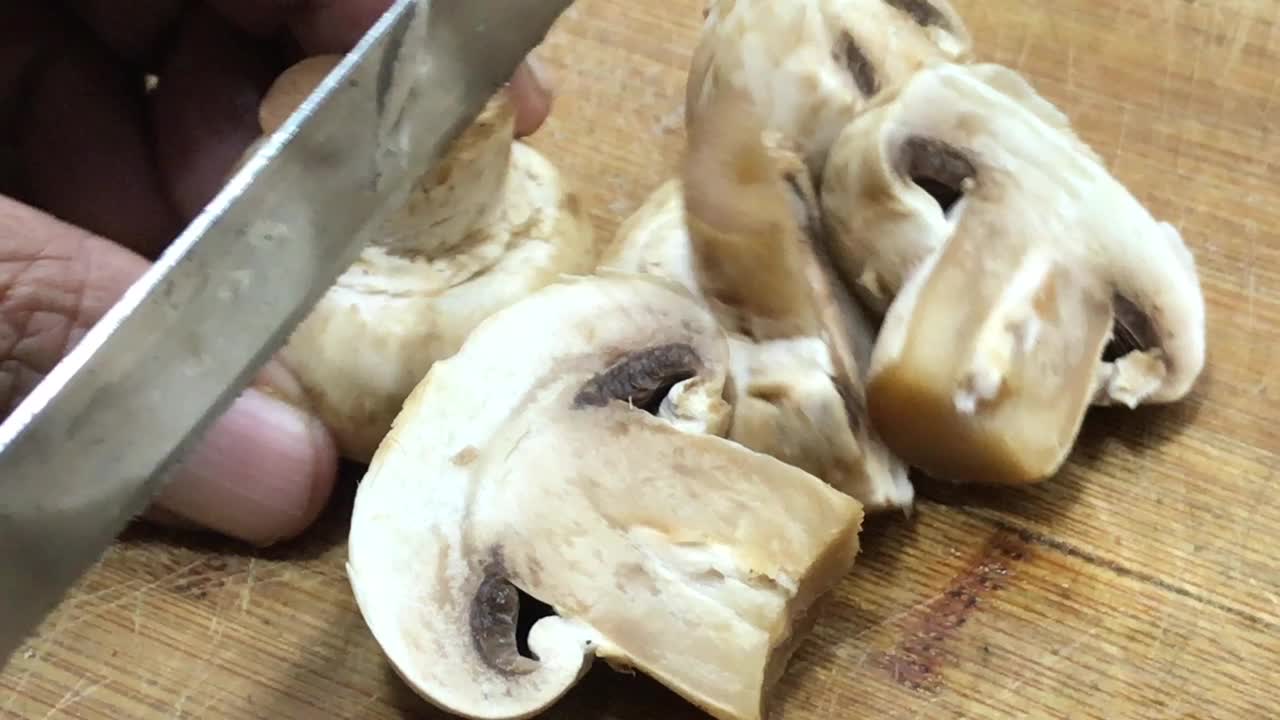切蘑菇视频素材