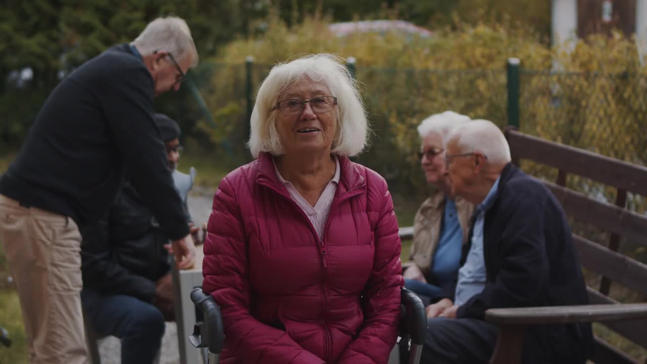 老年妇女的肖像，男女朋友坐在公园的背景视频素材
