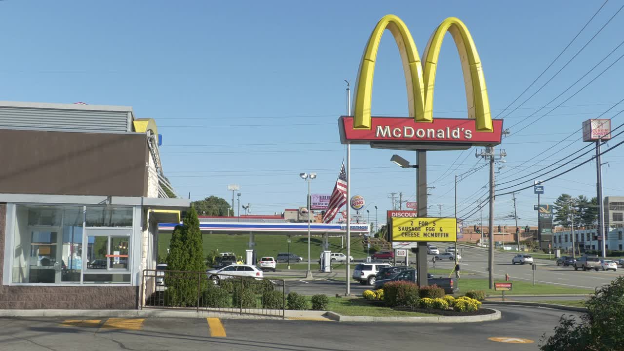 麦当劳、射击场以及库克维尔的其他商业标志。视频素材