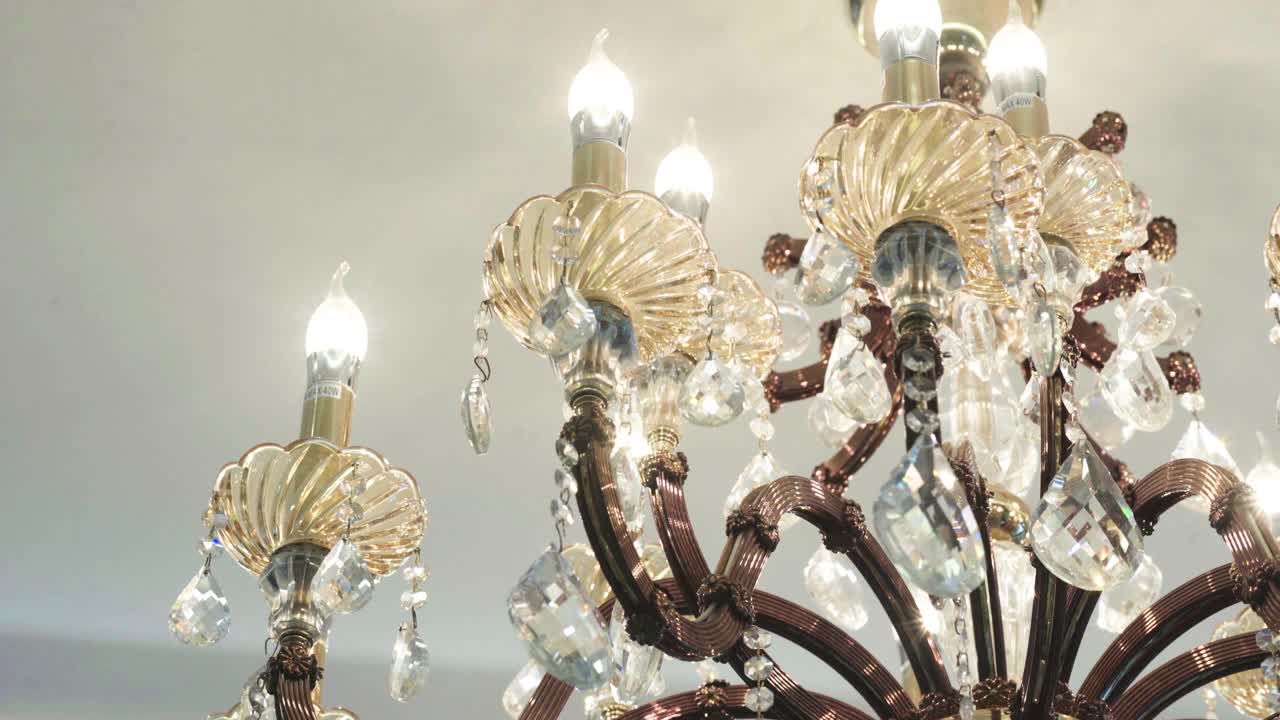 水晶吊灯在豪华酒店视频素材