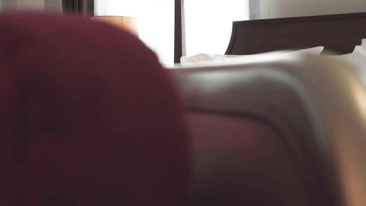 双人枕头和床在酒店的卧室室内视频素材