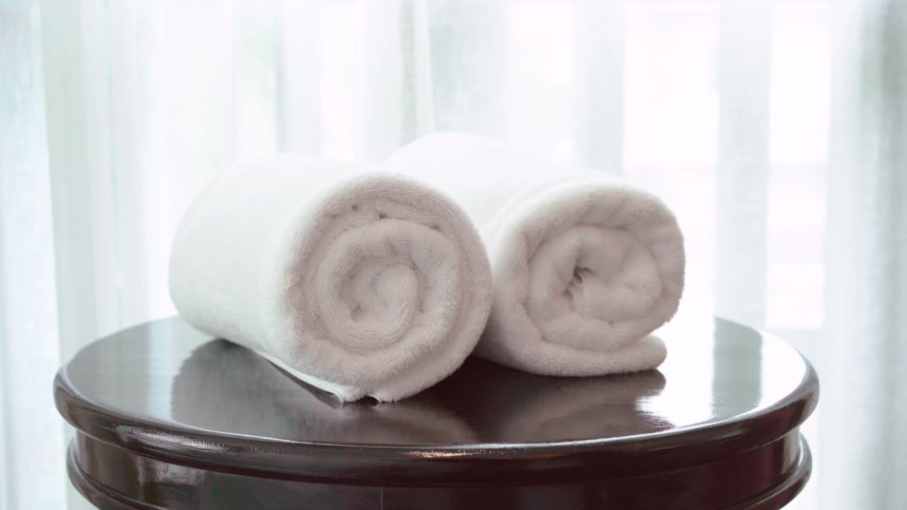 酒店房间的床上有白色毛巾视频下载