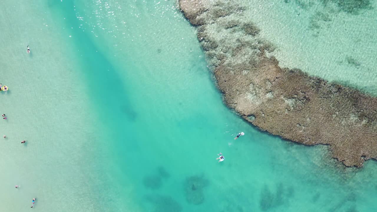夏威夷，瓦胡岛，檀香山，威基基岛，珊瑚礁和海滩的无人机视图。视频素材