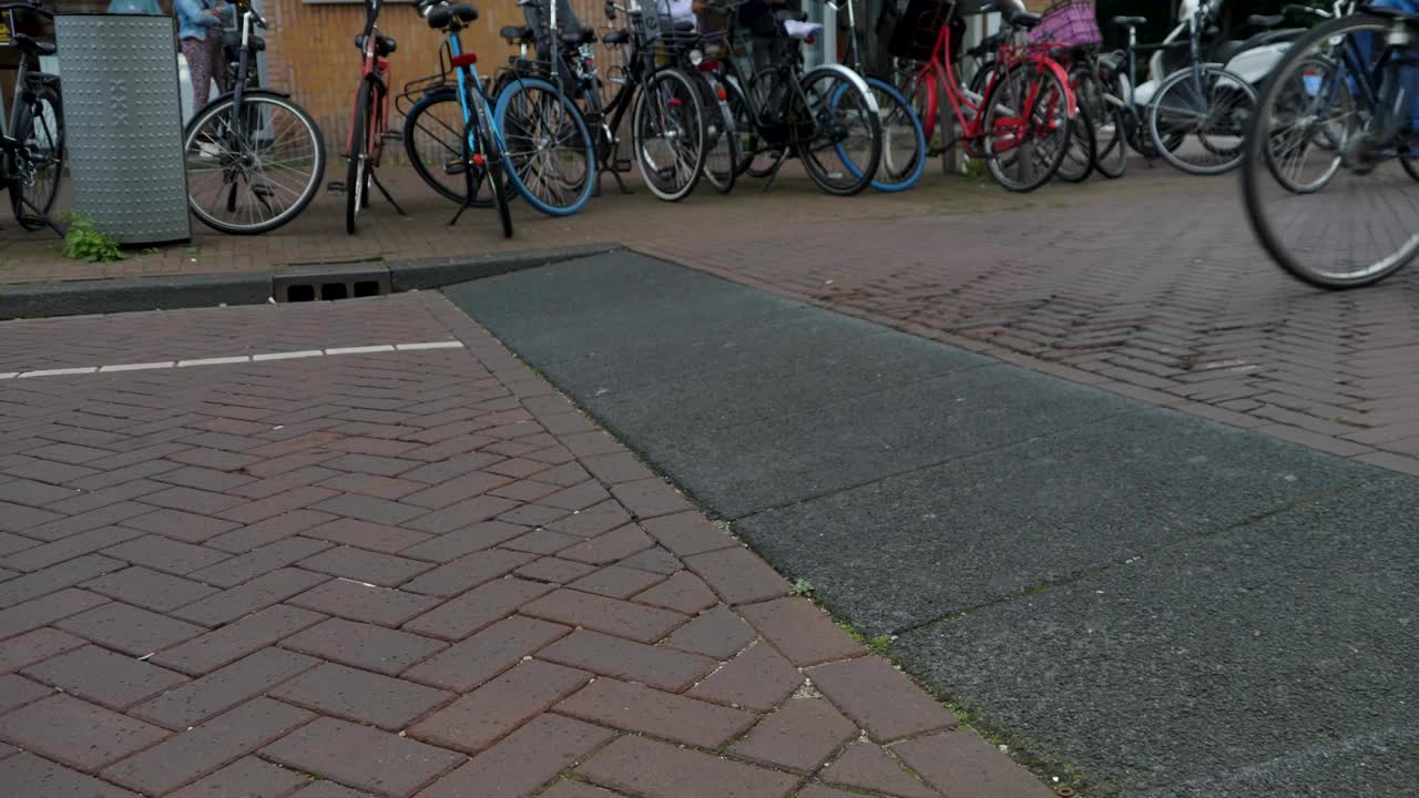 阿姆斯特丹市中心的自行车经过。视频下载