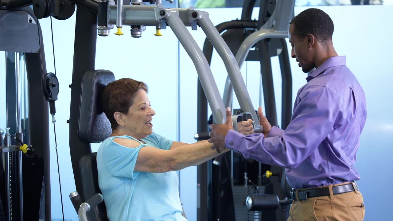 理疗师帮助老年女性锻炼上半身视频下载
