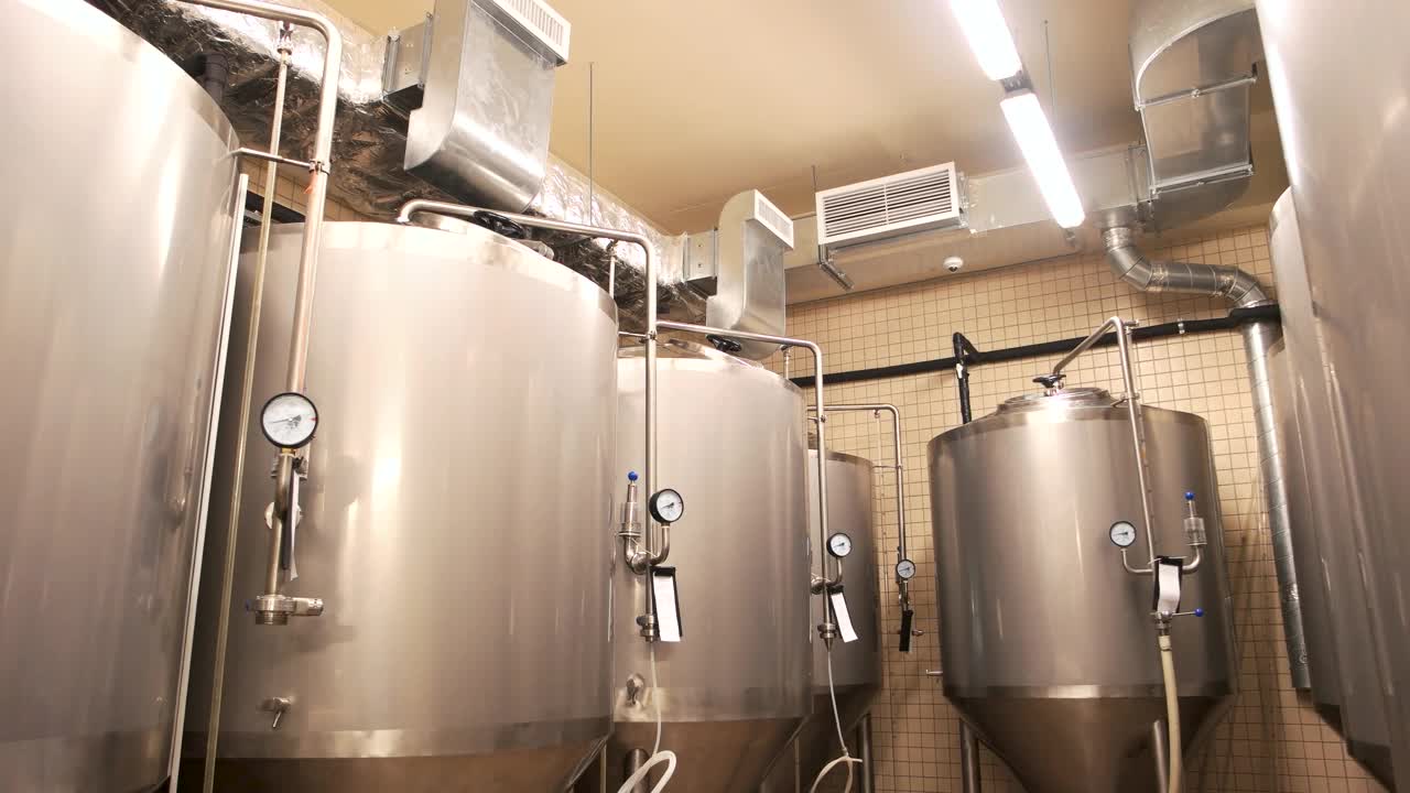 啤酒生产设备，私人啤酒厂。视频下载