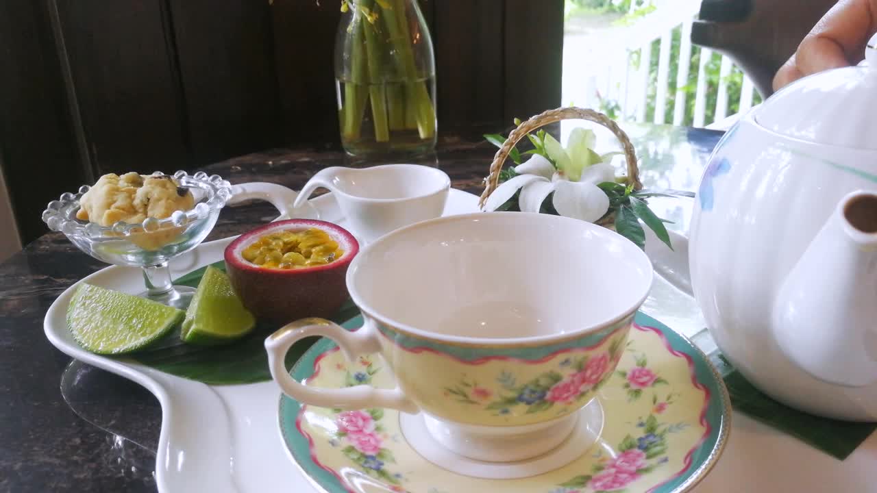 在餐厅把热茶倒进杯子里视频下载