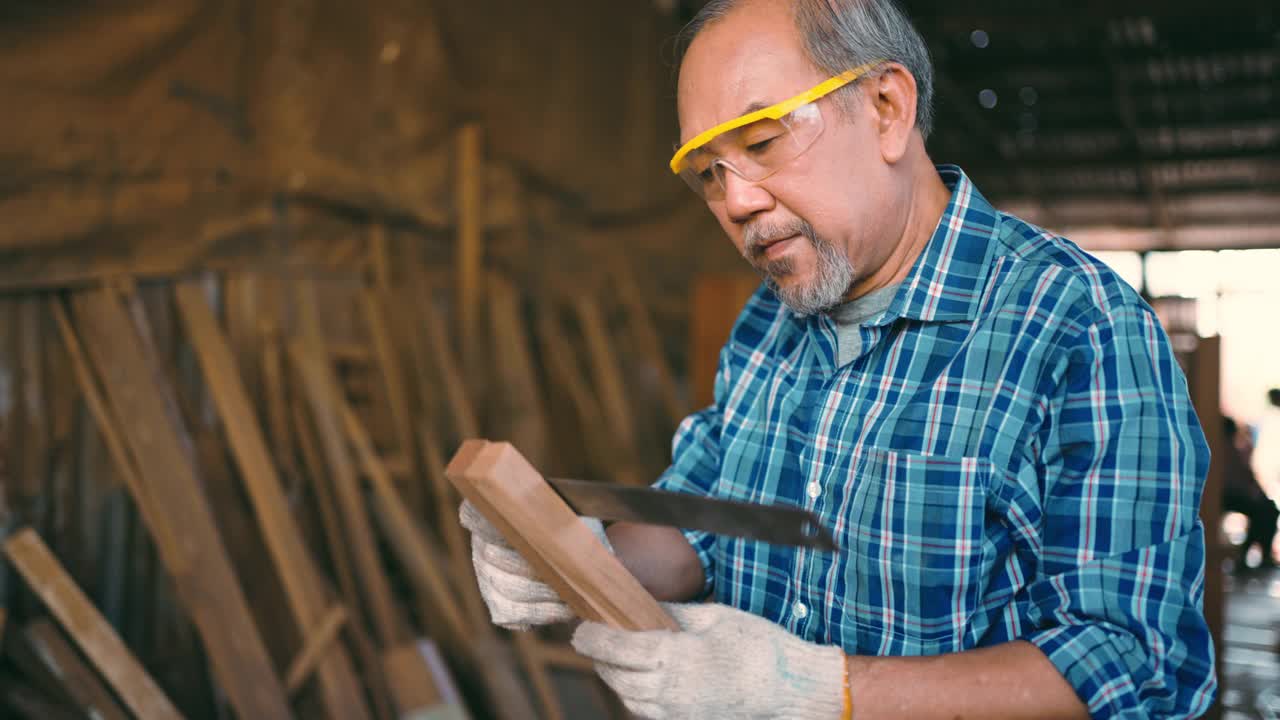 活跃的老木匠在闲暇时间与木材一起工作。视频下载