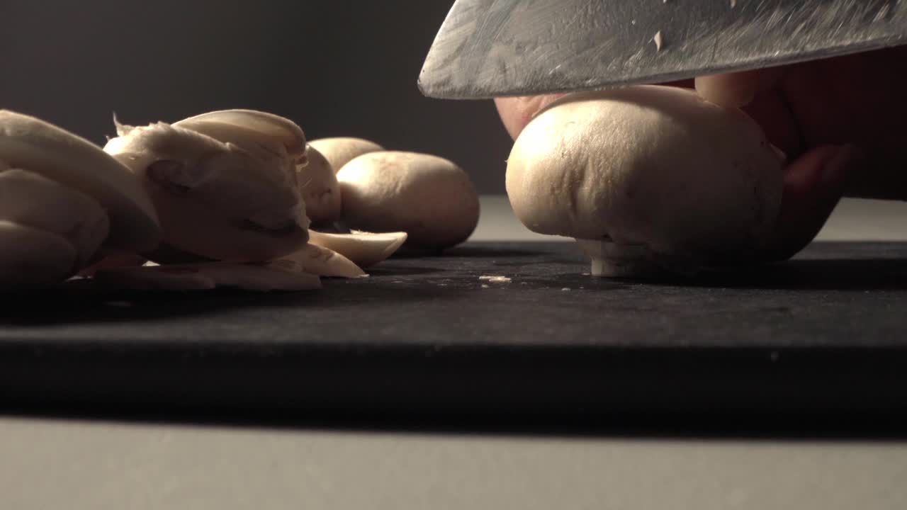 蘑菇切块的特写视频素材