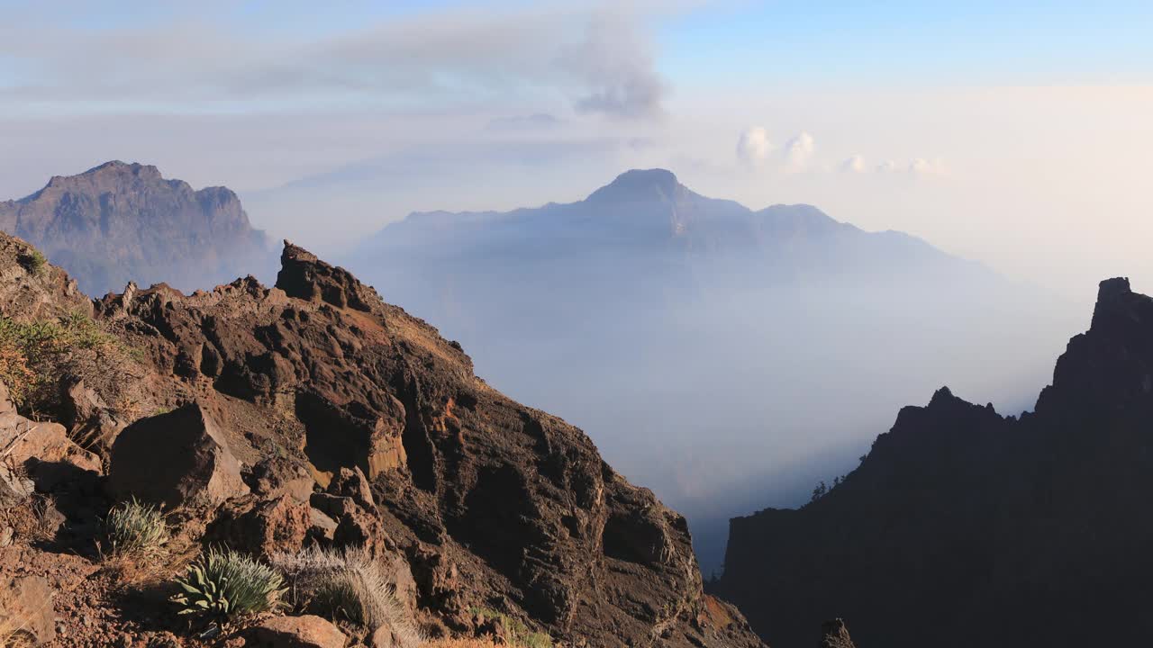 火山从La Palma喷发，Cumbre Vieja fumarole，从Roque de los Muchachos看。巨大的喷发柱驱逐10 /15/2021视频下载