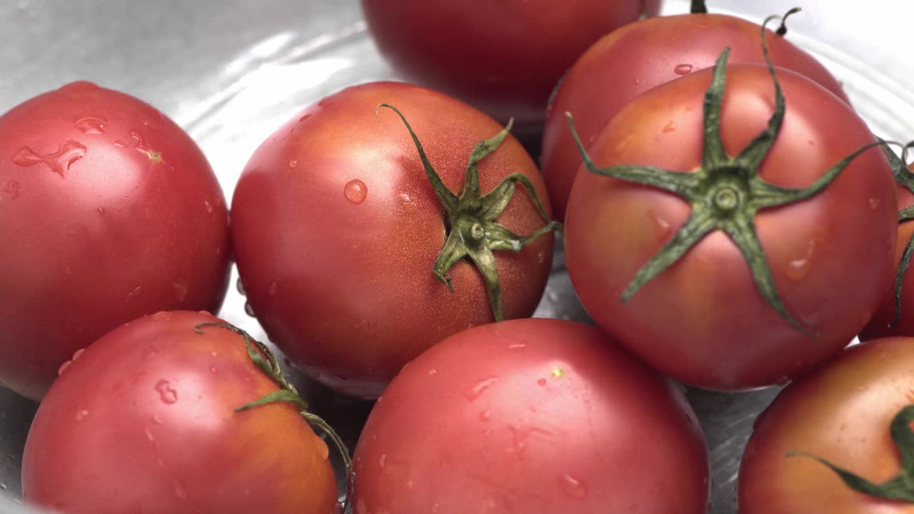 用冷水洗西红柿视频素材
