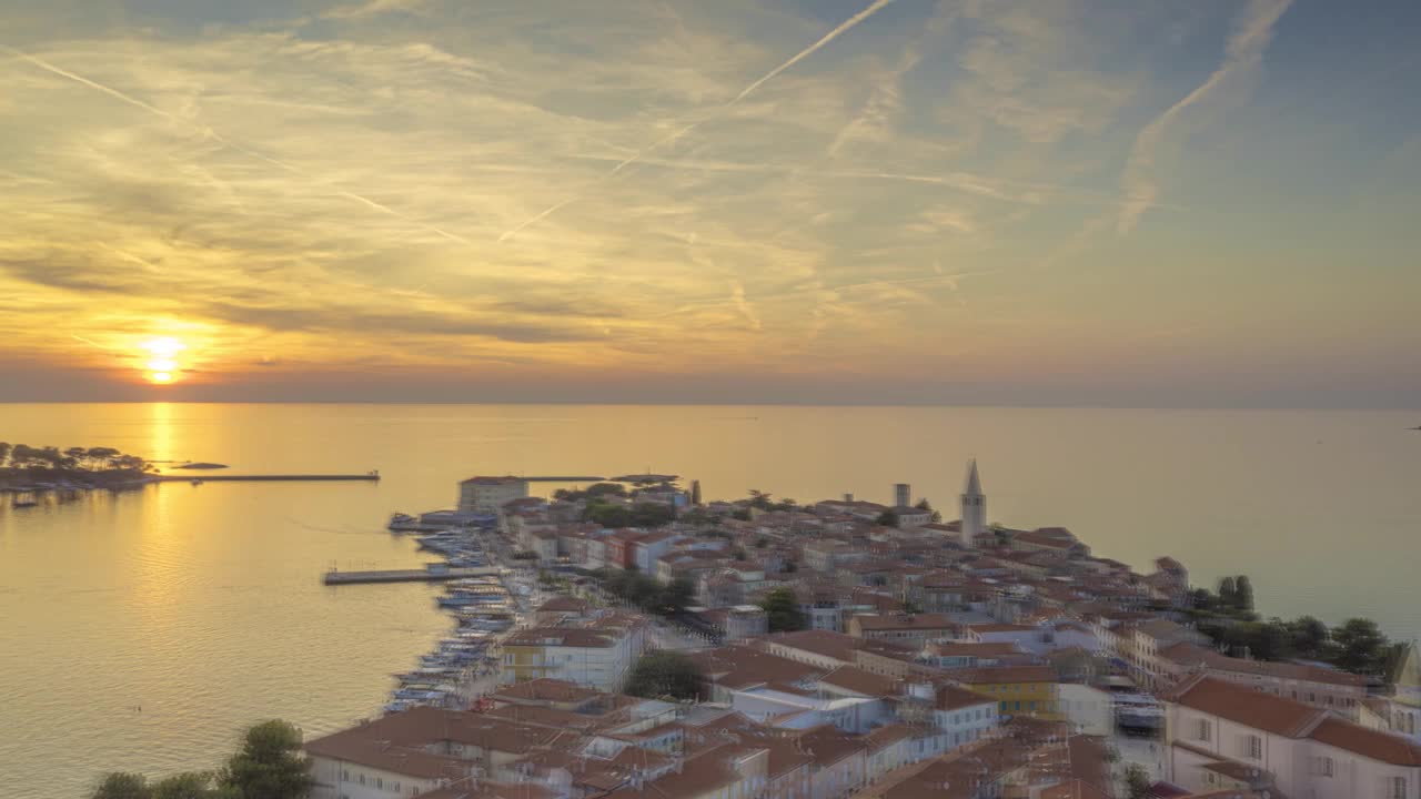 无人机拍摄的克罗地亚海滨小镇波雷克日落的延时视频视频下载