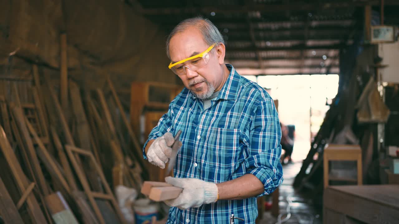 活跃的老木匠在闲暇时间与木材一起工作。视频素材