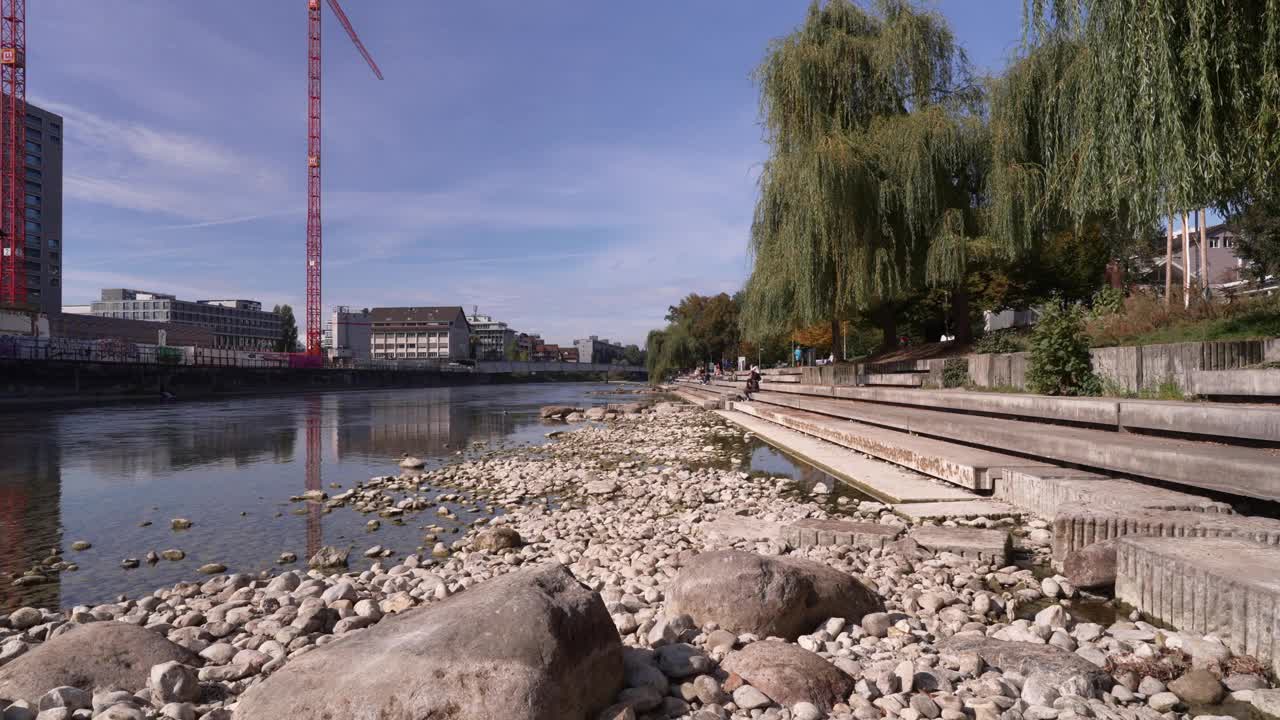 在Zürich市的利马特河上，一个美丽的秋天，人们享受着周六中午的倒影。视频下载