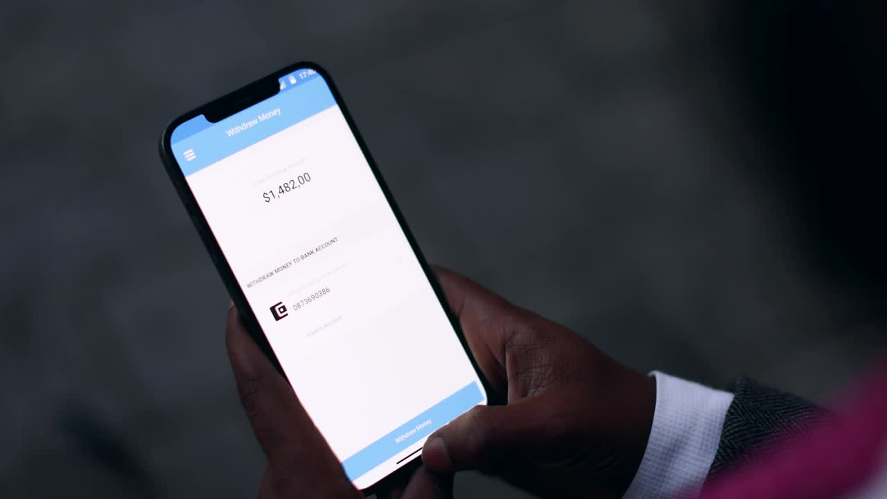 黑人男性使用银行手机应用视频下载