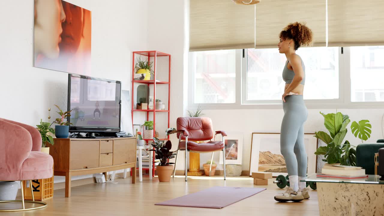 在家庭锻炼中练习深蹲视频下载