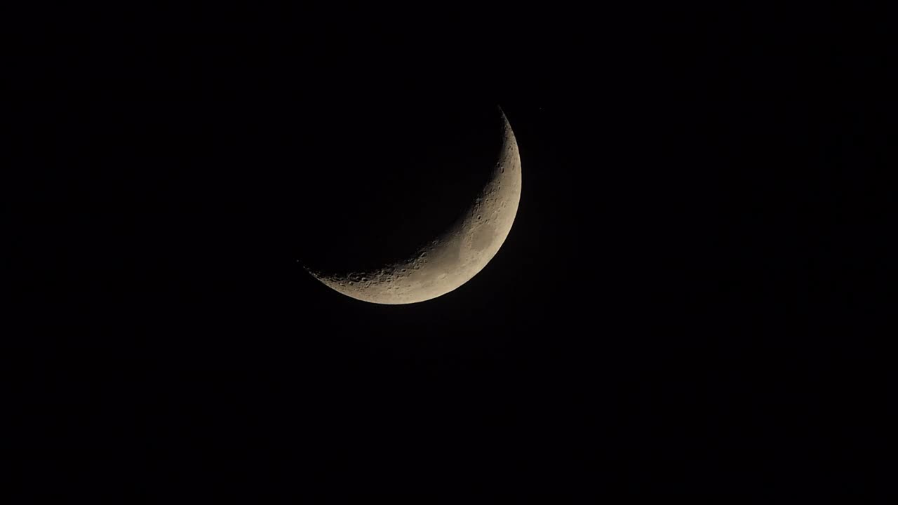 月亮在天空。视频下载