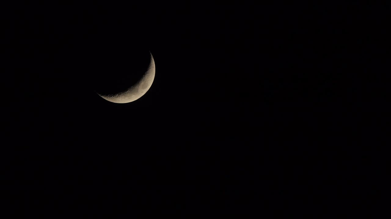 月亮在天空。视频下载