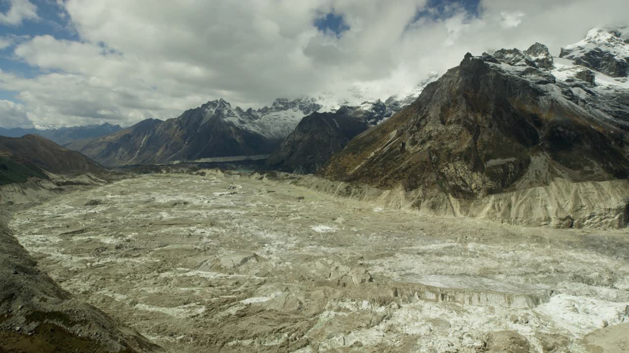 不丹喜马拉雅山脉的冰川正在融化视频下载
