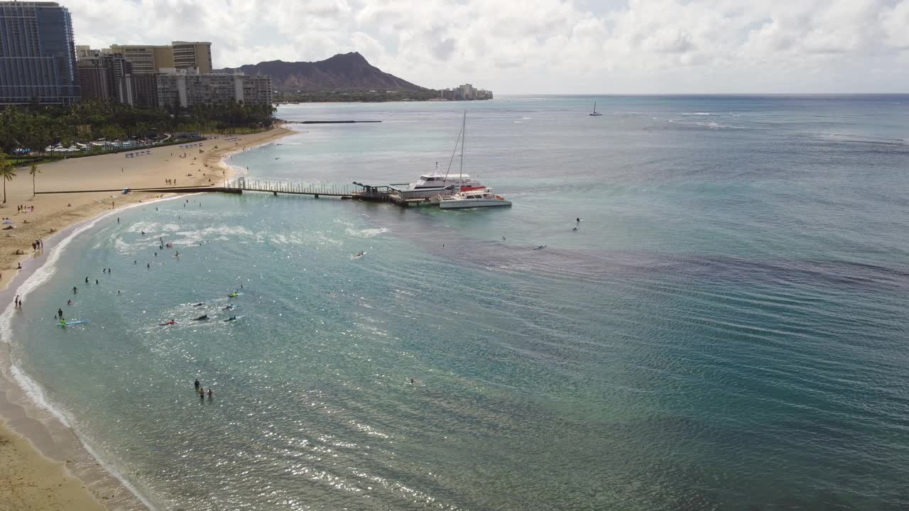 夏威夷瓦胡岛，檀香山，威基基，钻石头和海滩无人机视野。视频素材