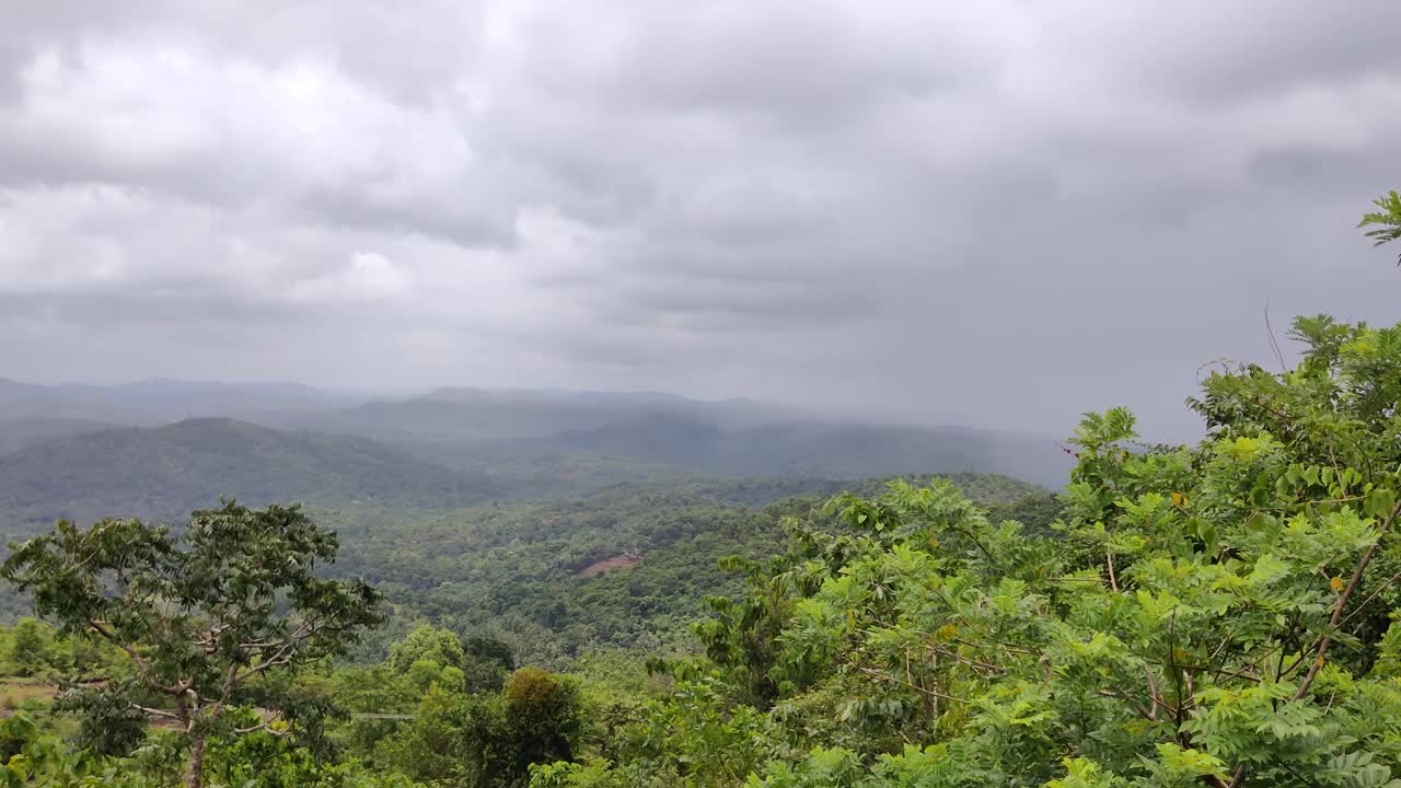 喀拉拉邦的一个旅游目的地，多云的天空和绿色下的丘陵和山谷的远景视频下载