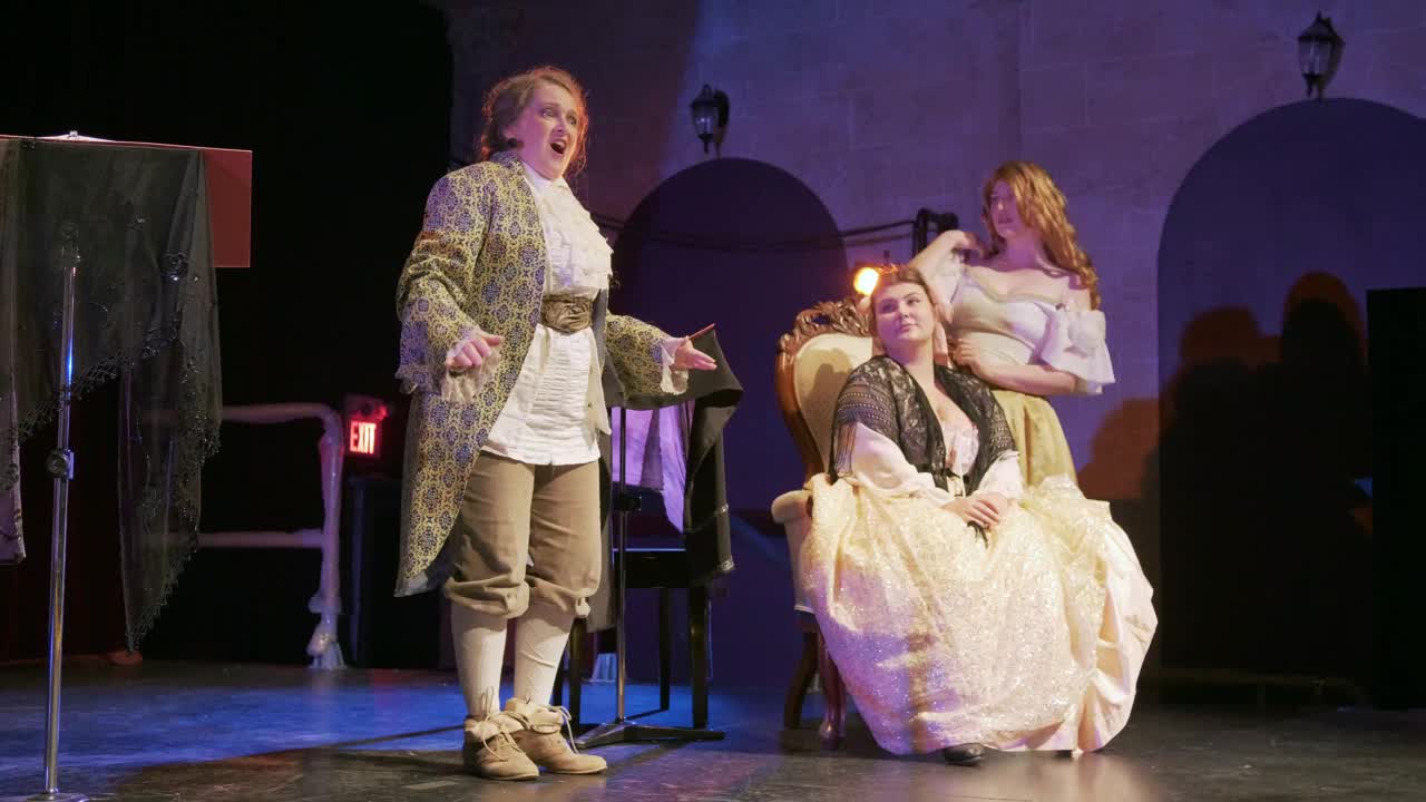 三位女演员在剧院舞台上穿着古装视频素材