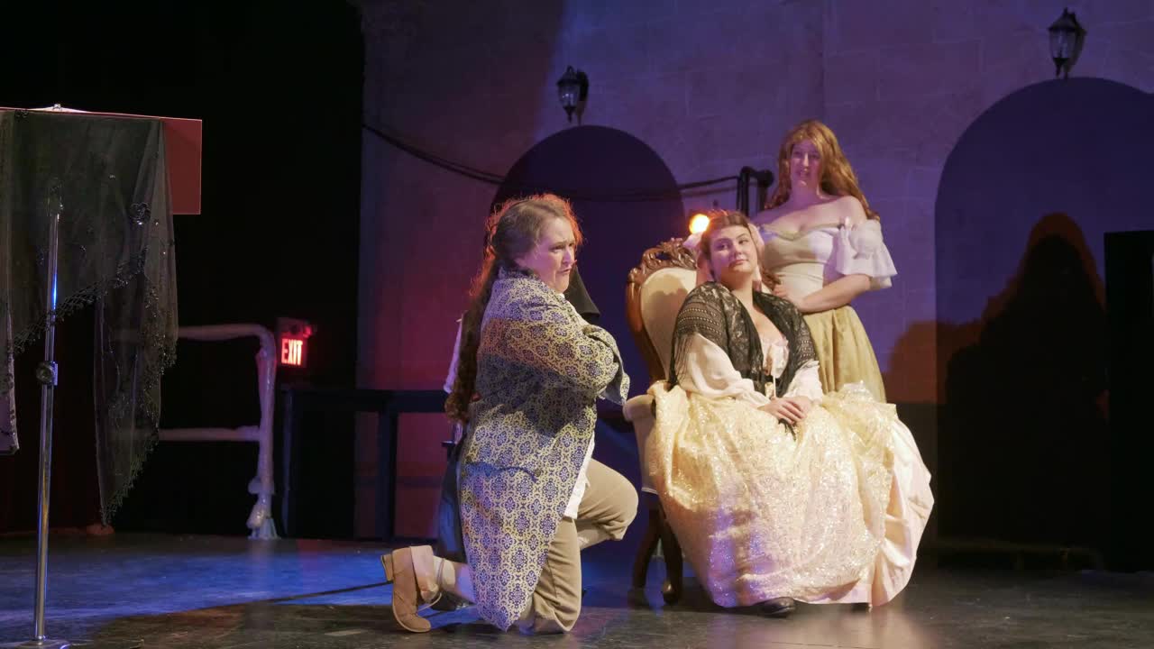 三位女演员在剧院舞台上穿着古装视频素材