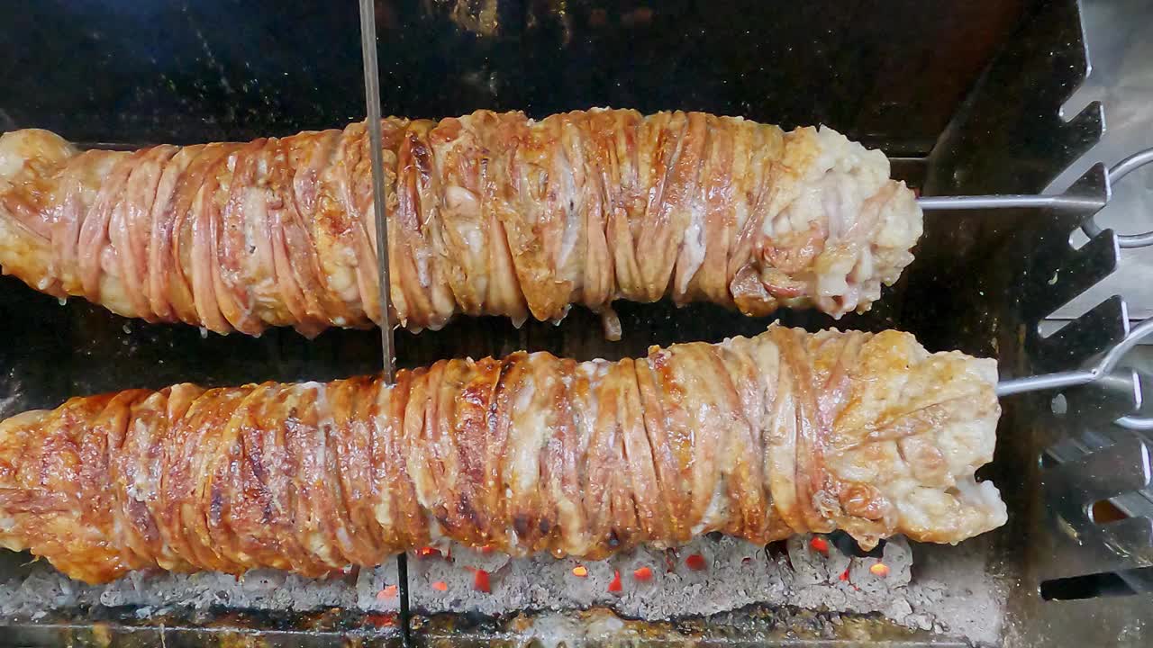 羊肠子和内脏用叉子烤，用来做土耳其菜视频下载