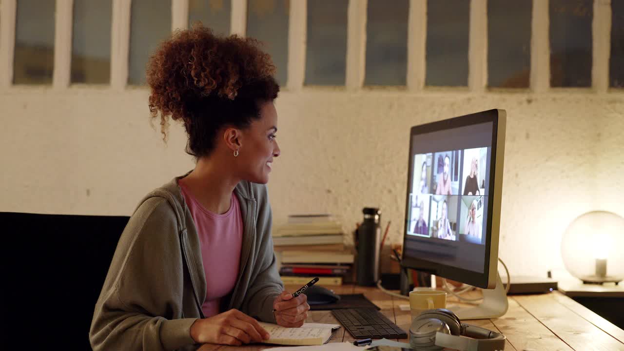 年轻女商人与同事视频通话视频素材