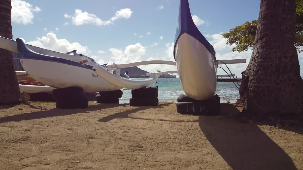 夏威夷瓦胡岛，檀香山，威基基海滩的独木舟和海滩的无人机视图。视频下载